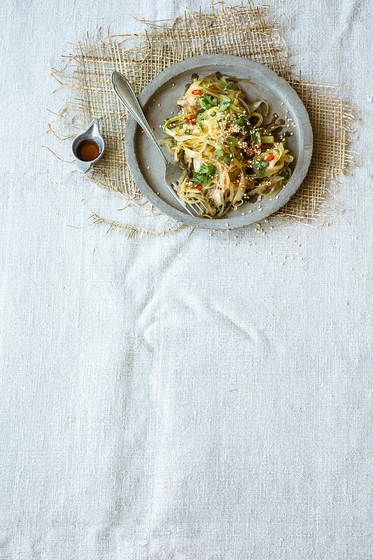 Zwiebel-Lauch mit Sesam, Chili und frischem Koriander