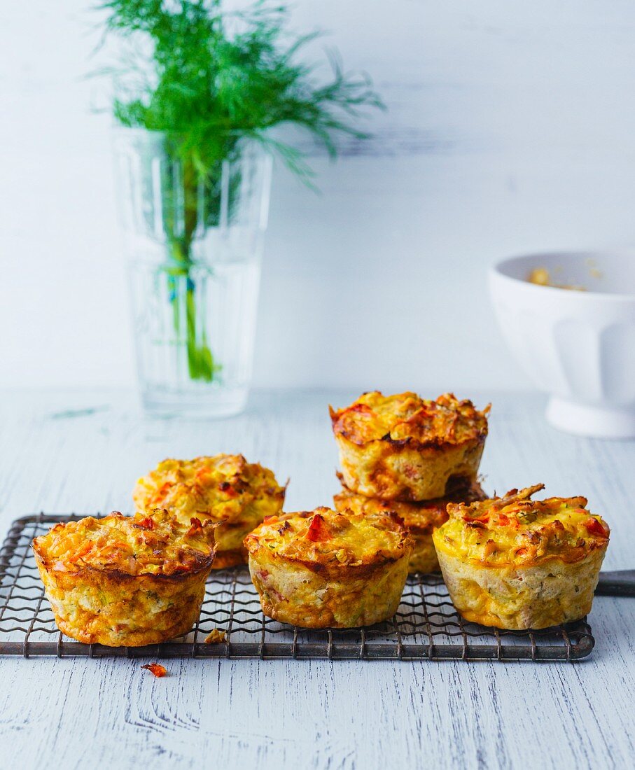 Tuna muffins with Gouda, peppers and courgettes