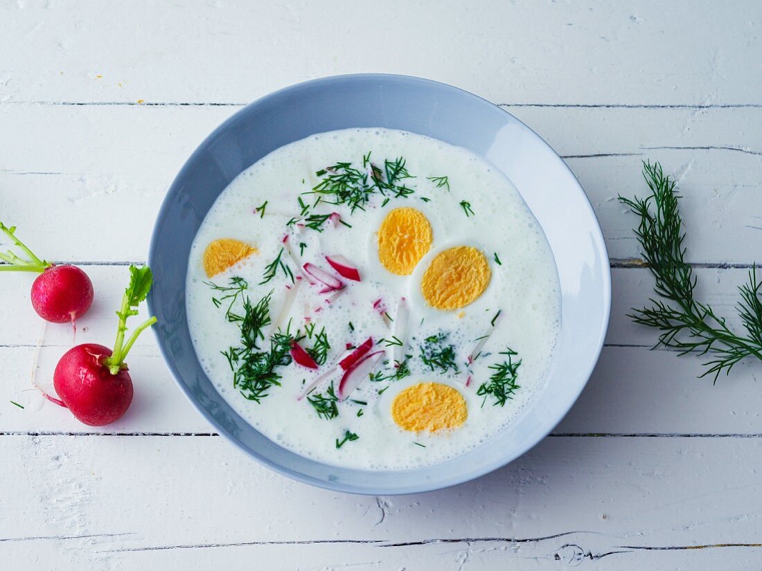 Kalte Sommersuppe mit Joghurt, Radieschen, Dill und hartgekochten Eiern