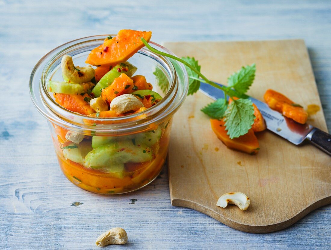 Papaya-Gurken-Salat mit Cashewkernen und Zitronenmelisse