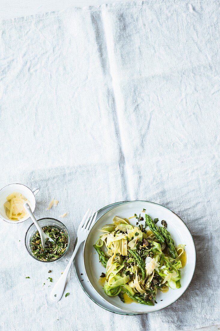 Tagliatelle with green asparagus and vinaigrette