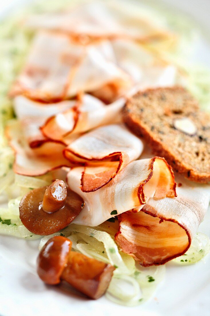 Bacon with chanterelle mushrooms and bread