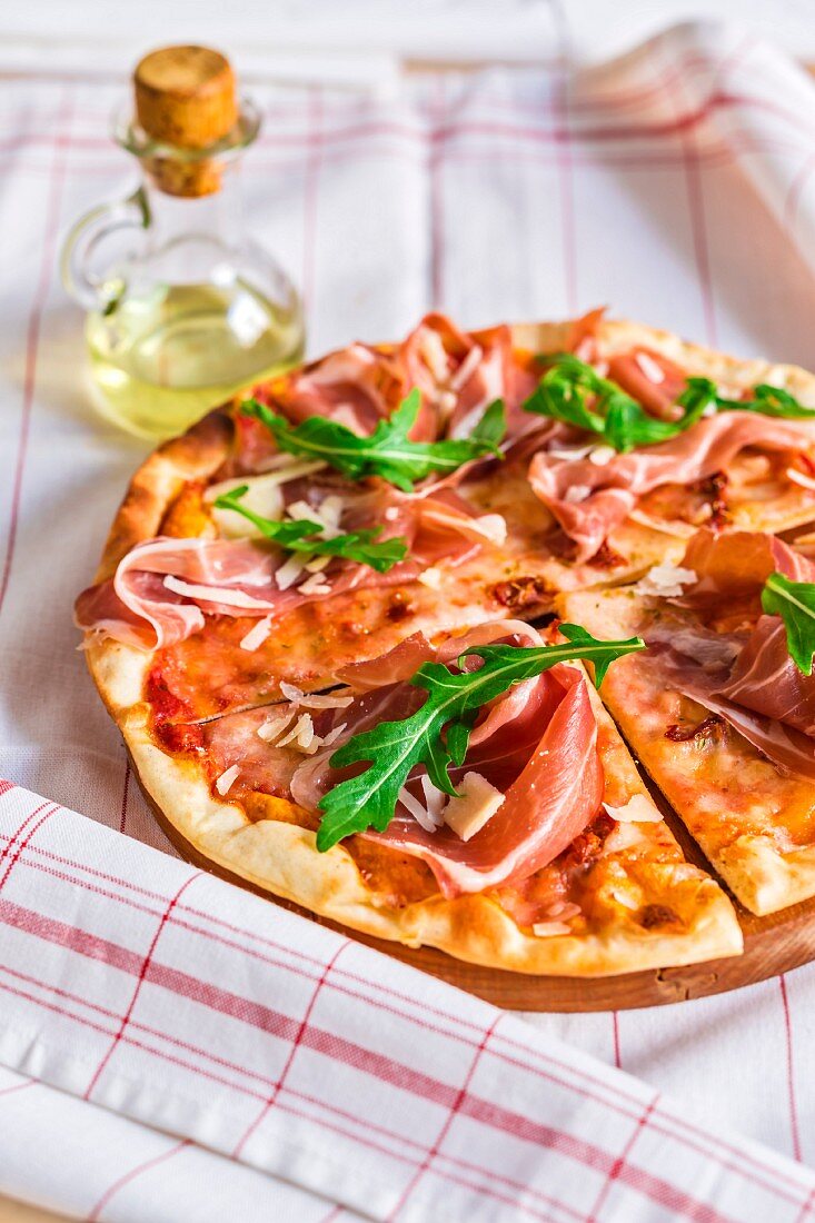 Pizza mit Parmaschinken und Rucola