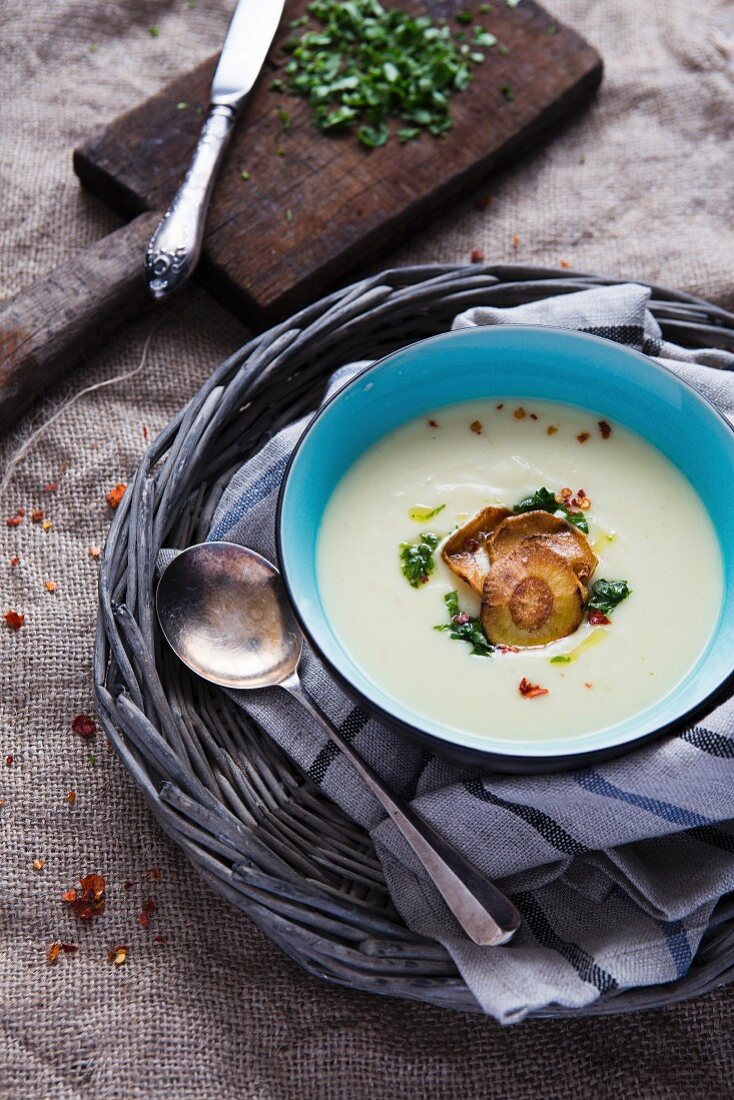 Pastinakencremesuppe mit knusprigen Pastinakenchips