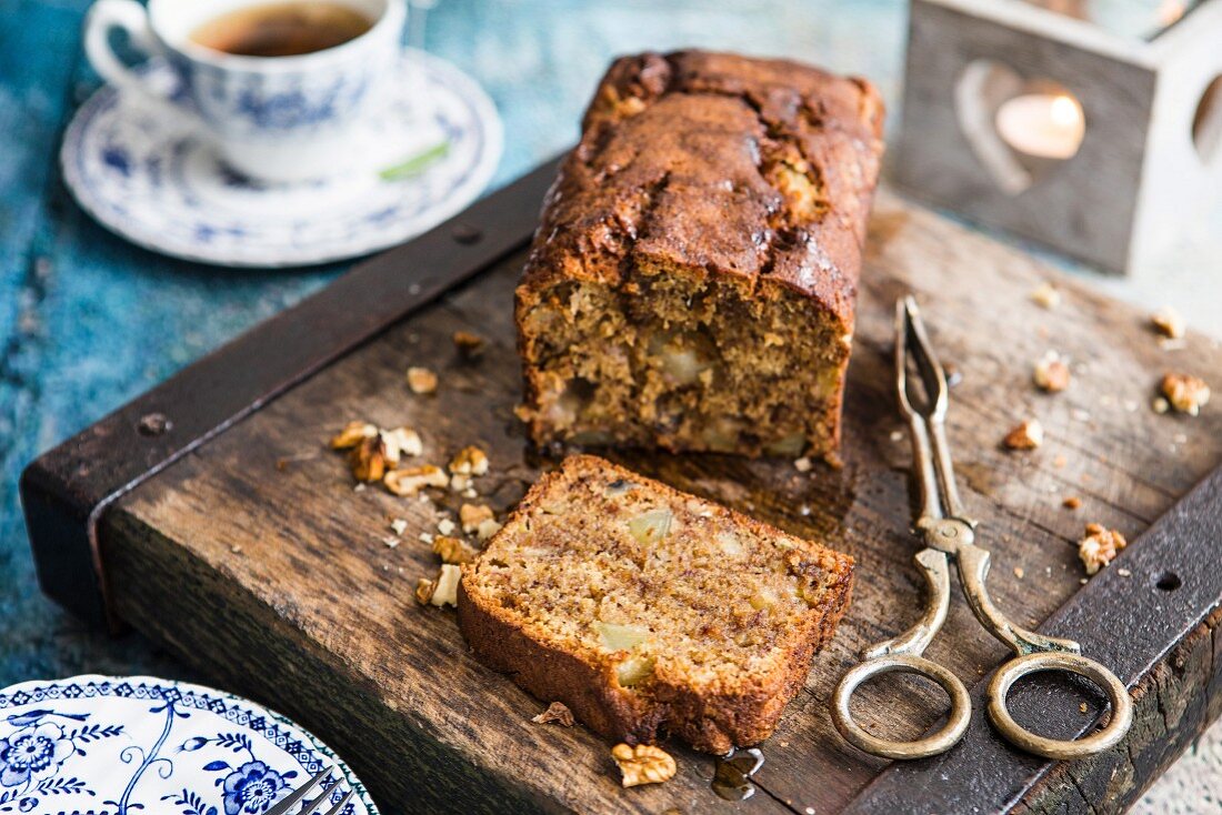 Birnenkuchen mit Ahornsiurp auf rustikalem Holzschneidebrett