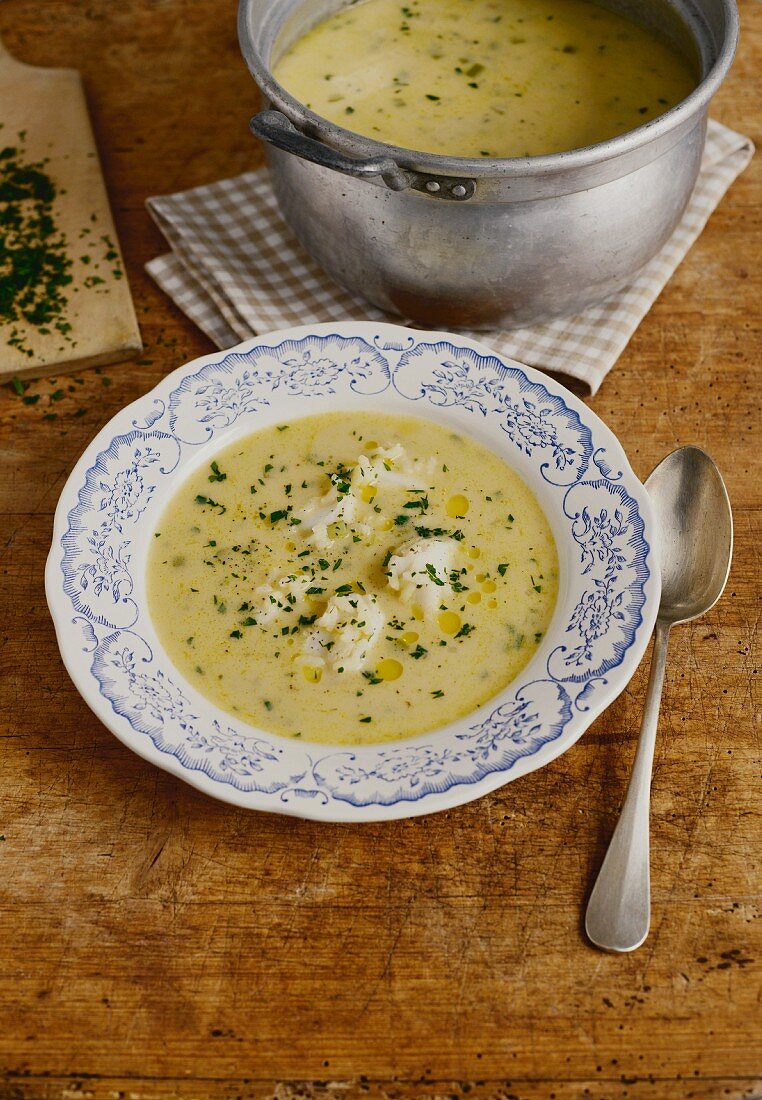 Griechische Reis-Zitronen-Suppe mit Fisch