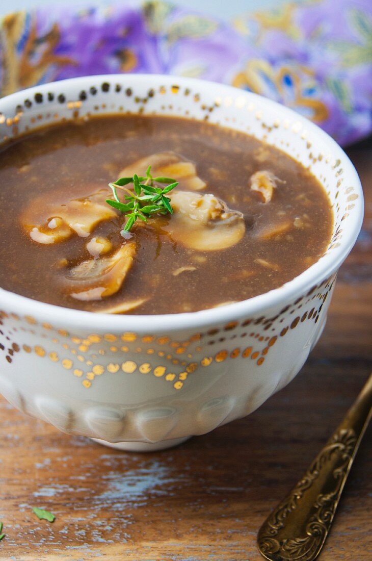 Vegetarische Pilzsauce in einer Schüssel