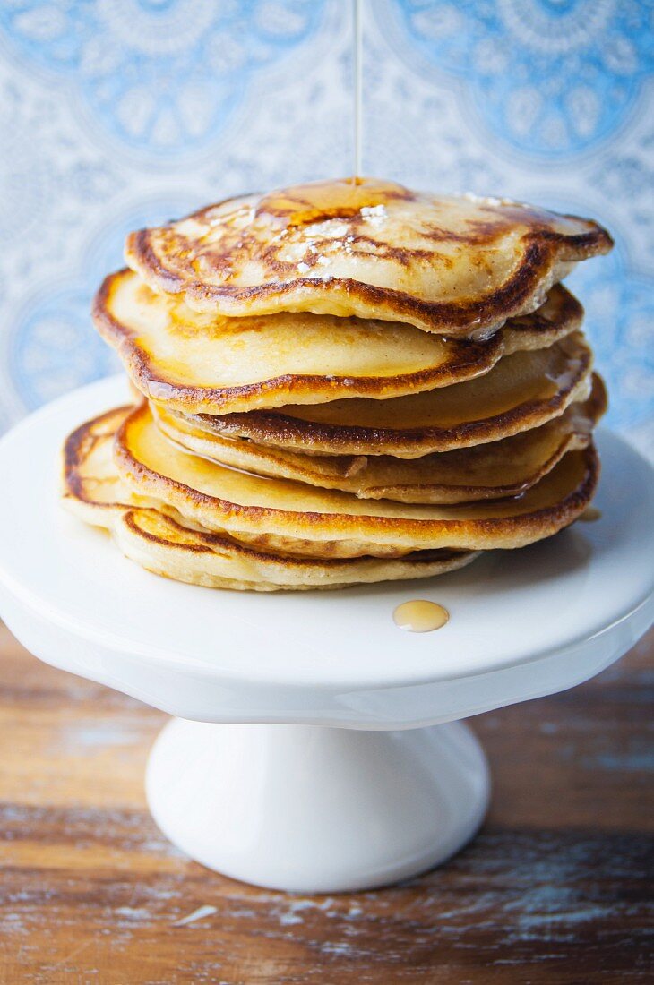 Ein Stapel glutenfreie Pancakes mit Ahornsirup