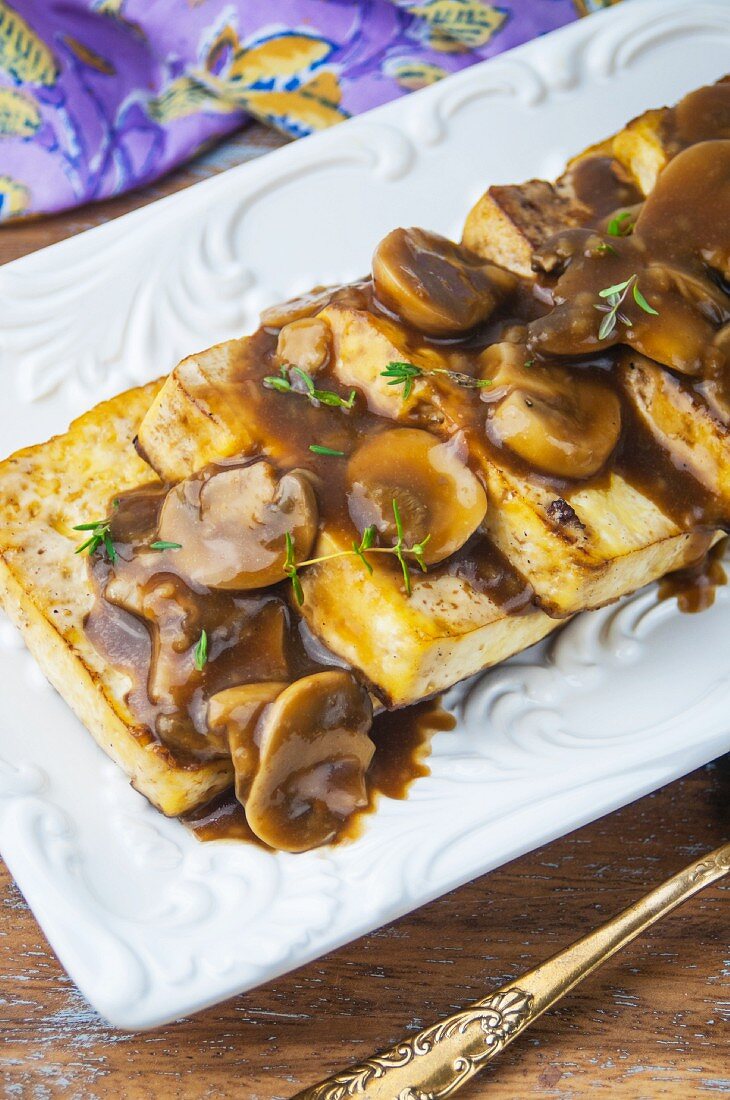 Gebratener Tofu mit Thymian und Pilzsauce