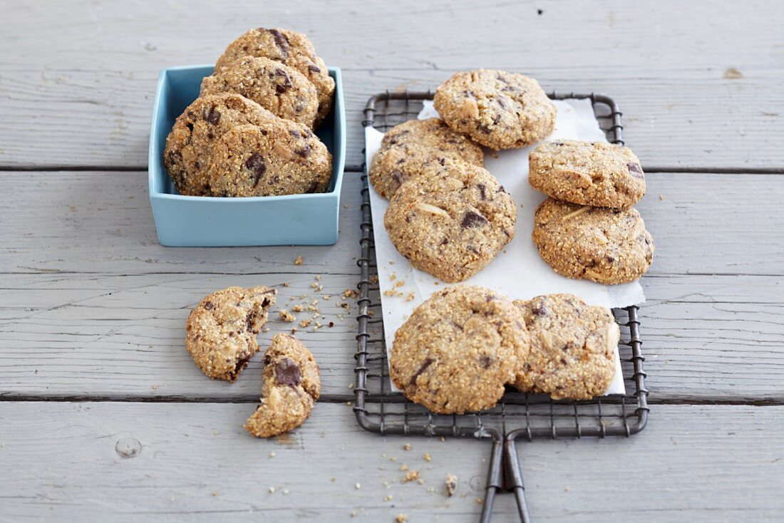 Amaranth and chocolate cookies