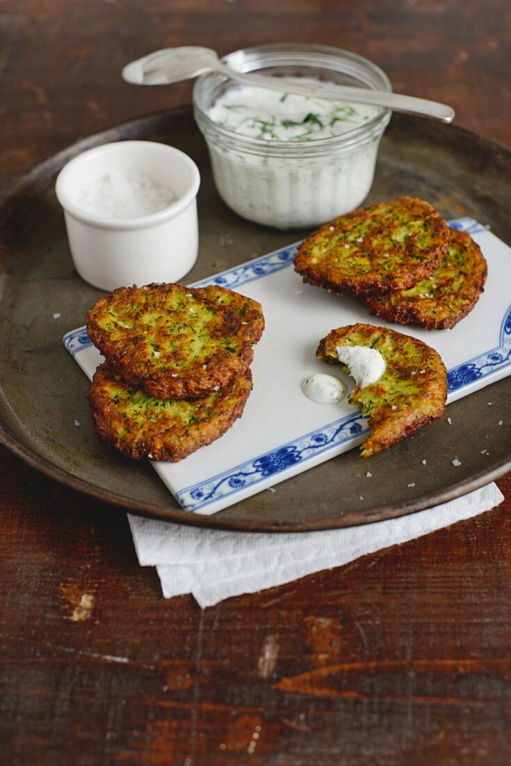 Türkische Zucchini-Schafskäse-Küchlein mit Joghurtdip