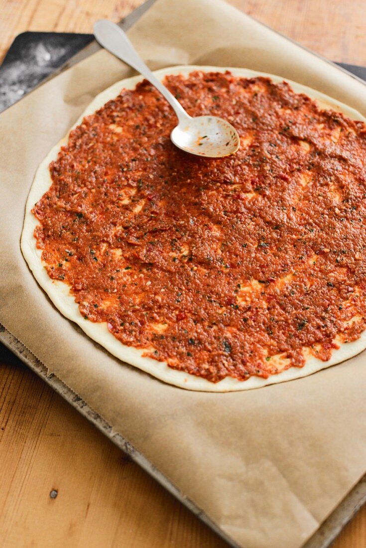Ungebackene Lahmacun (Pizza aus Hefeteig mit Lammhackfleisch, Paprikamark und Gewürzen, Türkei)