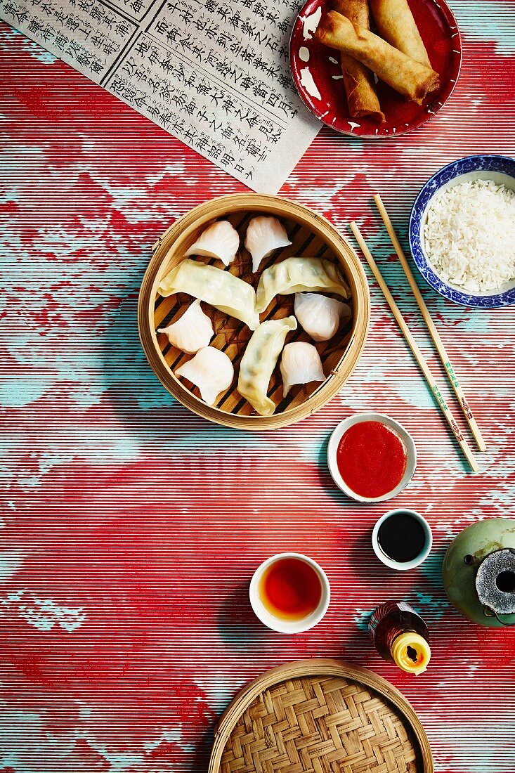 Dim Sum, Frühlingsröllchen, Reis und Saucen (China)