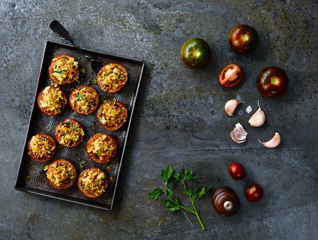 Gefüllte provenzalische Kumato-Tomaten