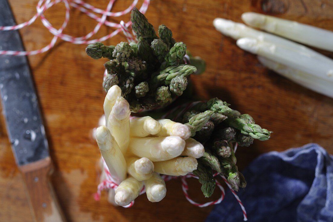 Bundles of green and white asparagus (seen from above)
