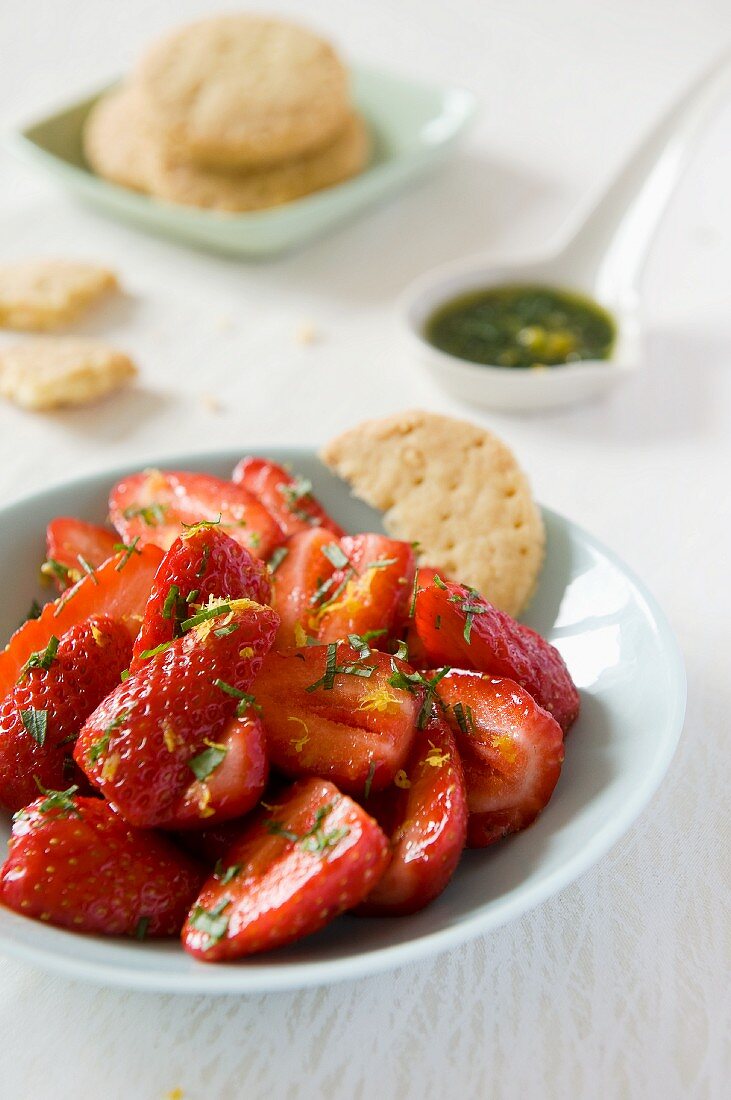 Strawberry salad with basil and biscuits