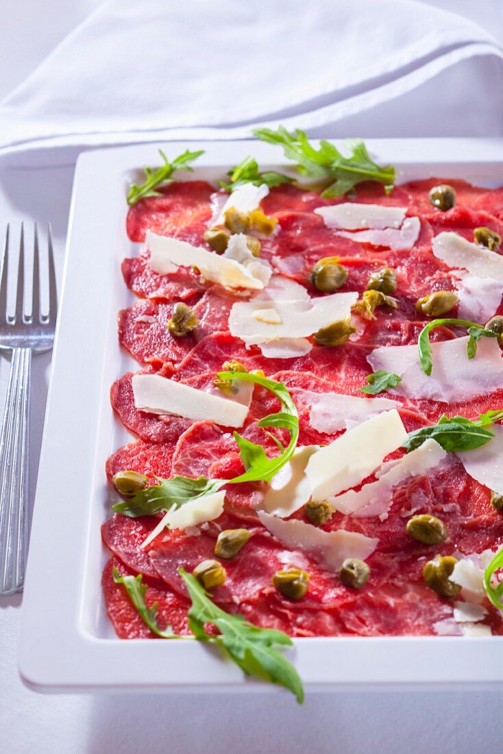 Carpaccio (Rohe Rindfleischscheiben mit Kapern und Parmesan, Italien)