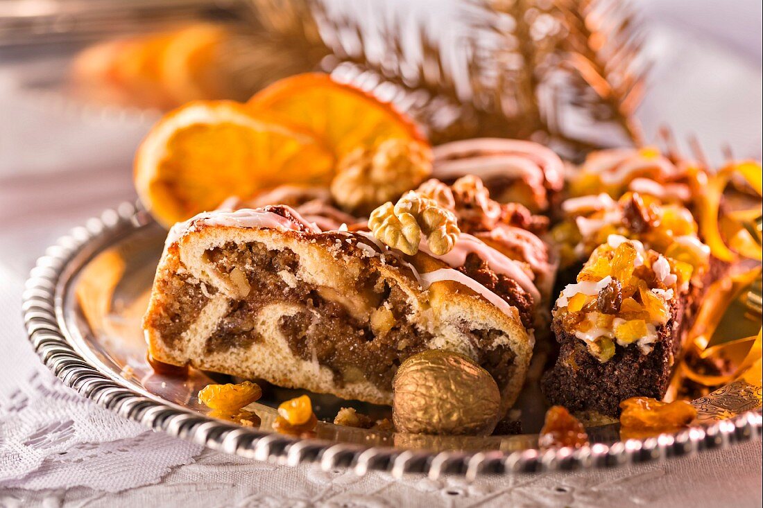 Nuss- und Mohnkuchen auf Silberteller