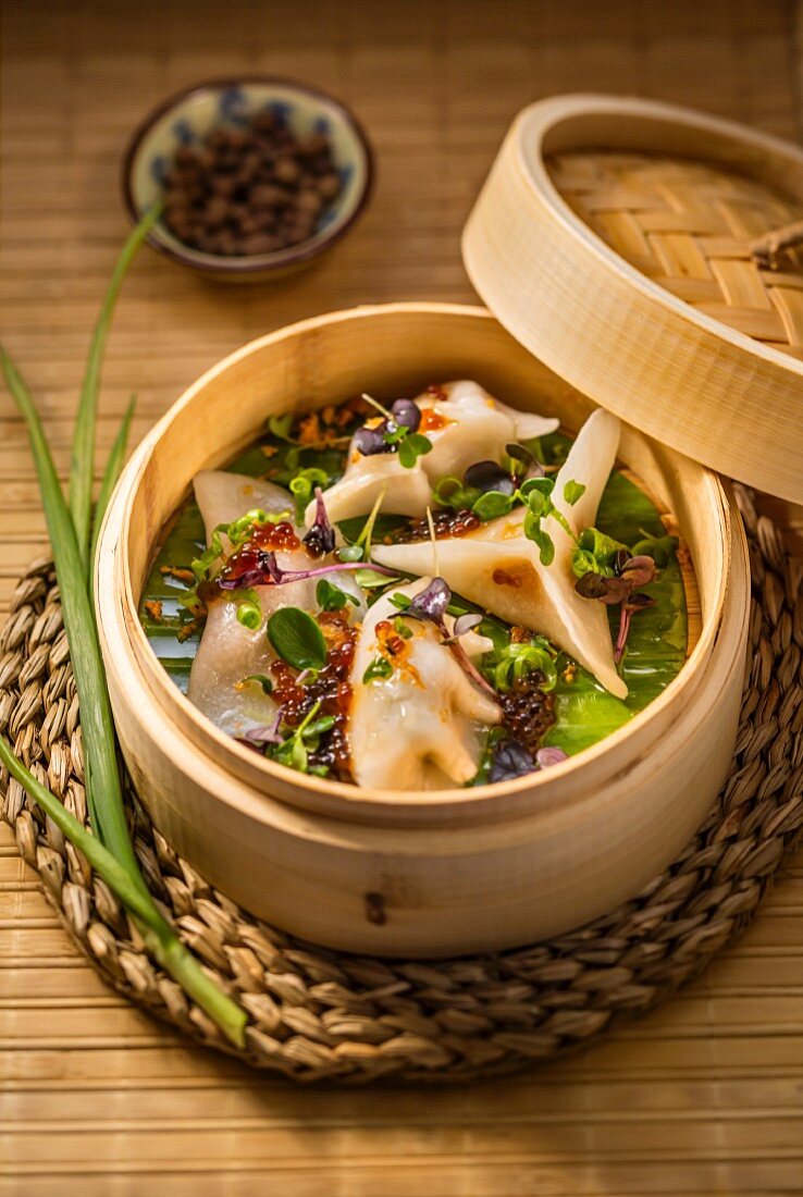 Dim Sum (Gedämpfte Teigtäschchen mit einer Füllung aus Shrimps, Schwein- und Hähnchenfleisch, China)