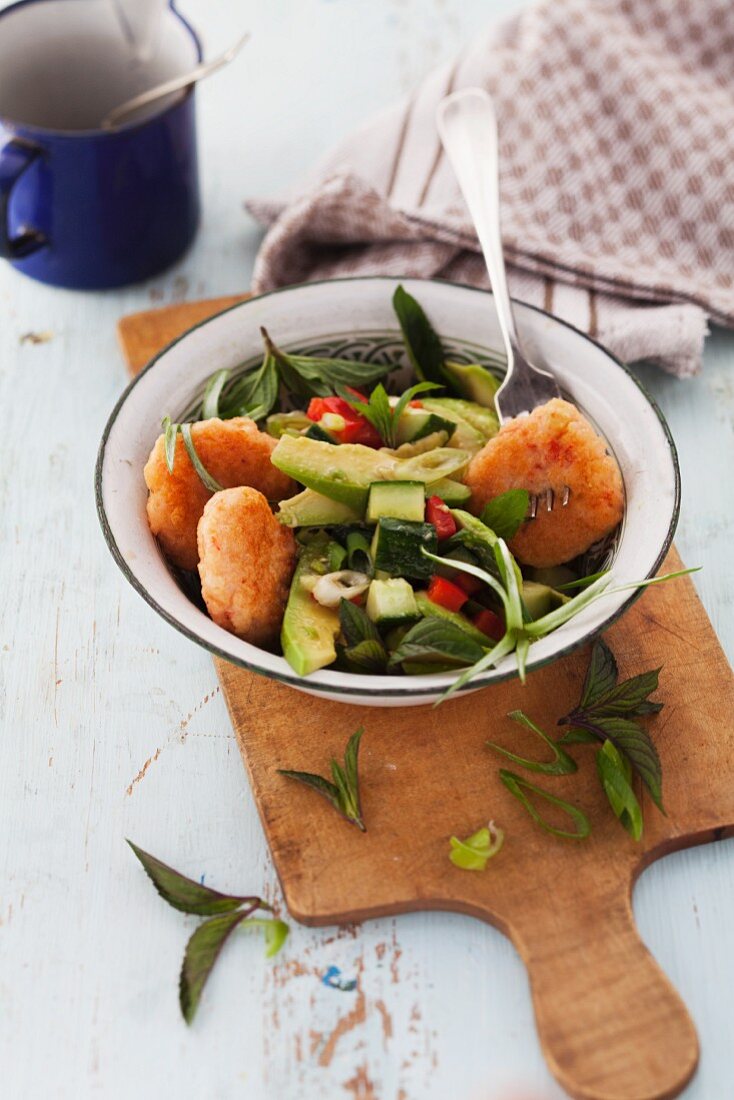 Garnelenküchlein an Avocado-Gurkensalat