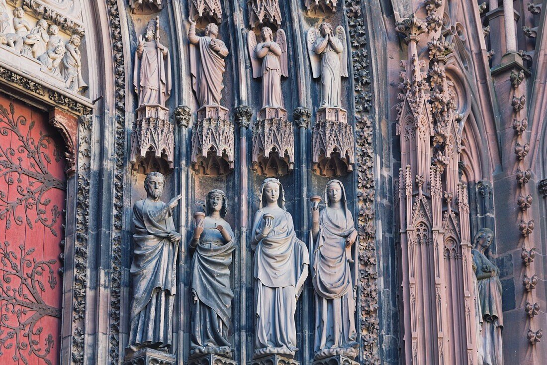 Die klugen Jungfrauen mit dem segnenden Christus, Straßburger Münster, Südportal an der Westfassade