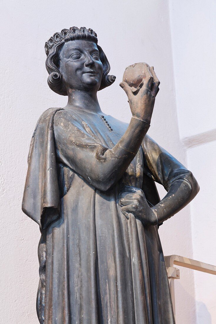 Die törichten Jungfrauen, originale Figur des Südportals der Kathedrale im Museum l'OEuvre Notre-Dame