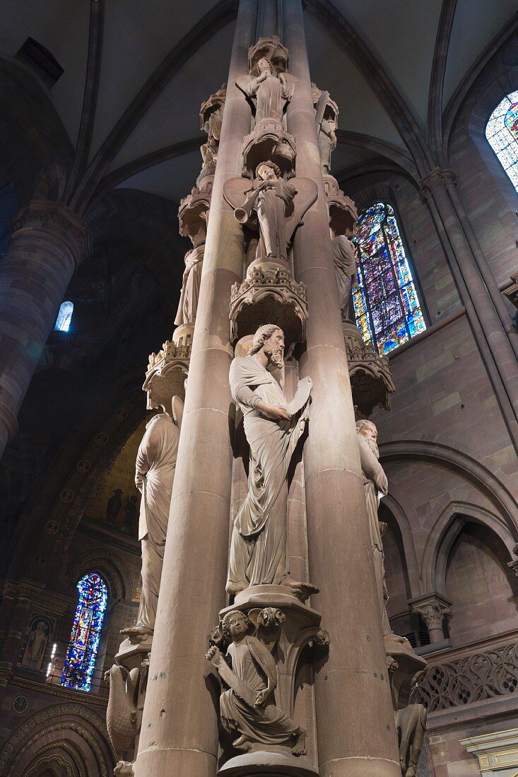 Engelspfeiler, um 1230 erbaut, die unteren Figuren stellen die vier Evangelisten dar, Evangelist Matthäus mit seinem Attribut des Engels, Straßburger Münster