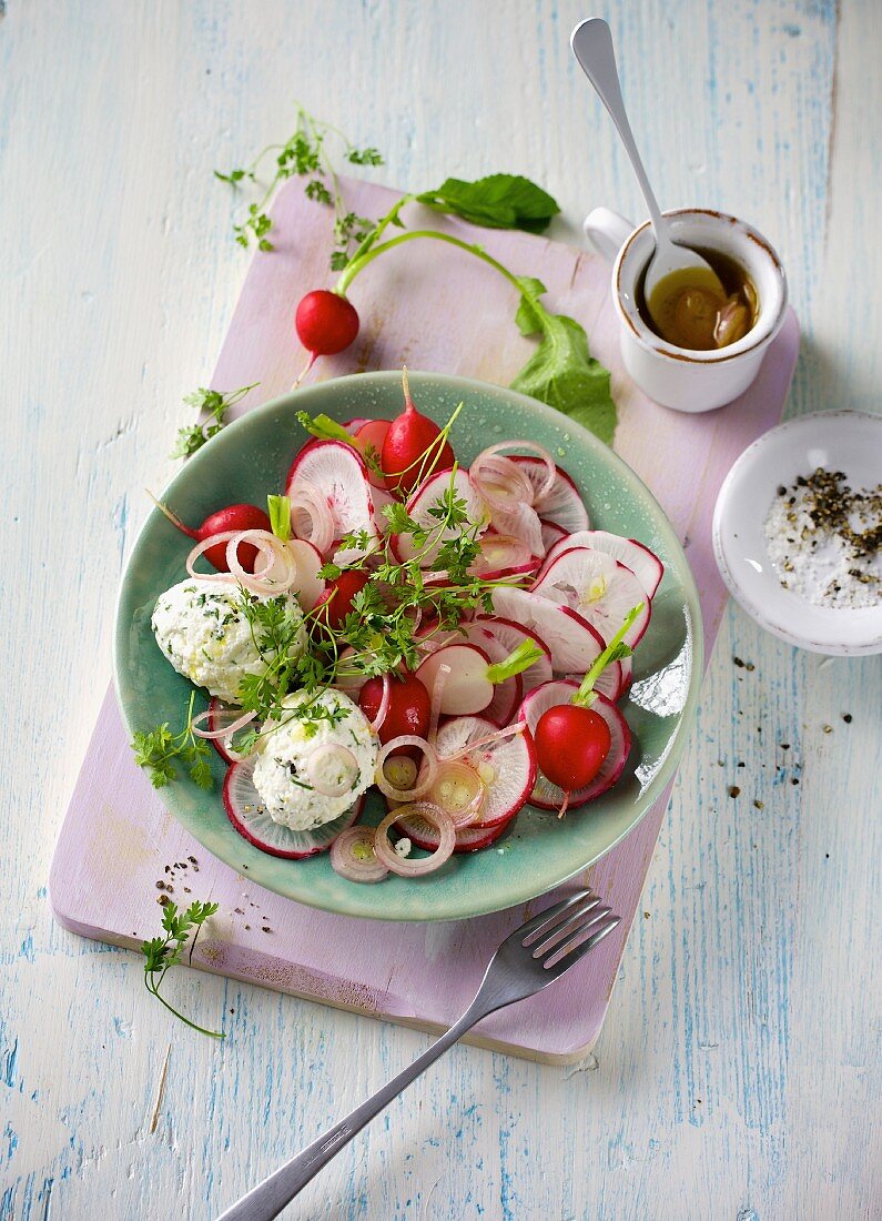 Radieschensalat mit Ricotta-Kräuter-Nocken