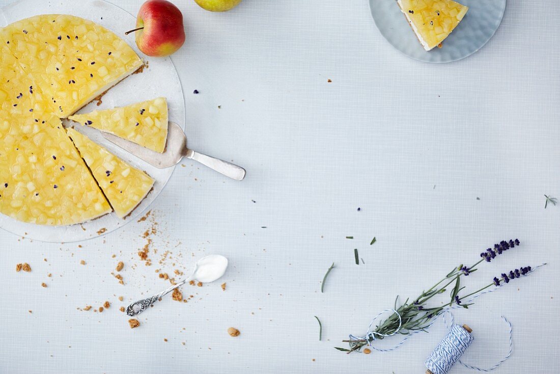 Käsekuchen mit Apfelkompotthaube