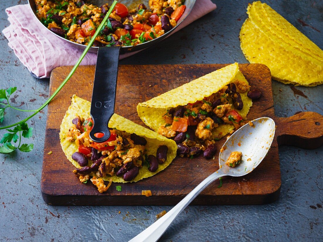 Spicy tacos with chicken chilli