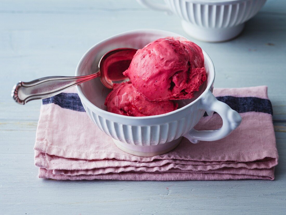 Quick ice cream made from raspberries, yoghurt and icing sugar