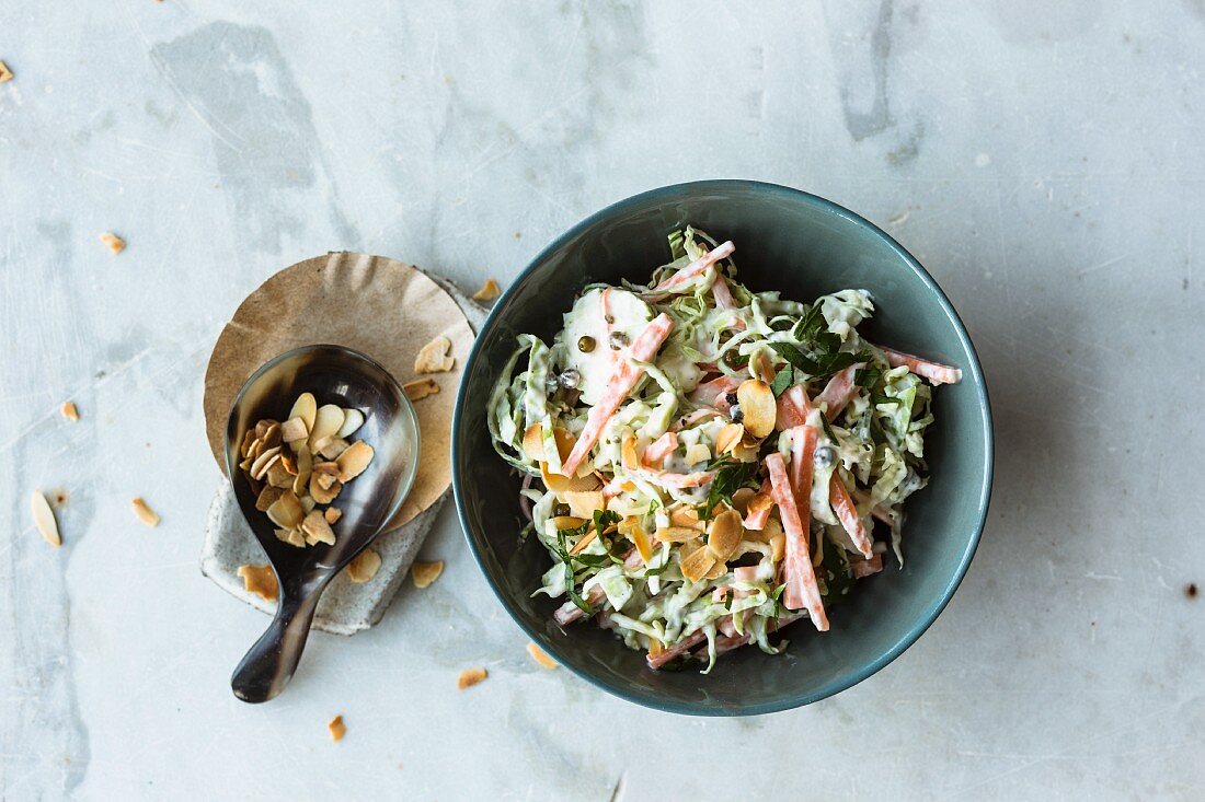 Rosenkohl-Möhren-Salat mit Mandelblättchen