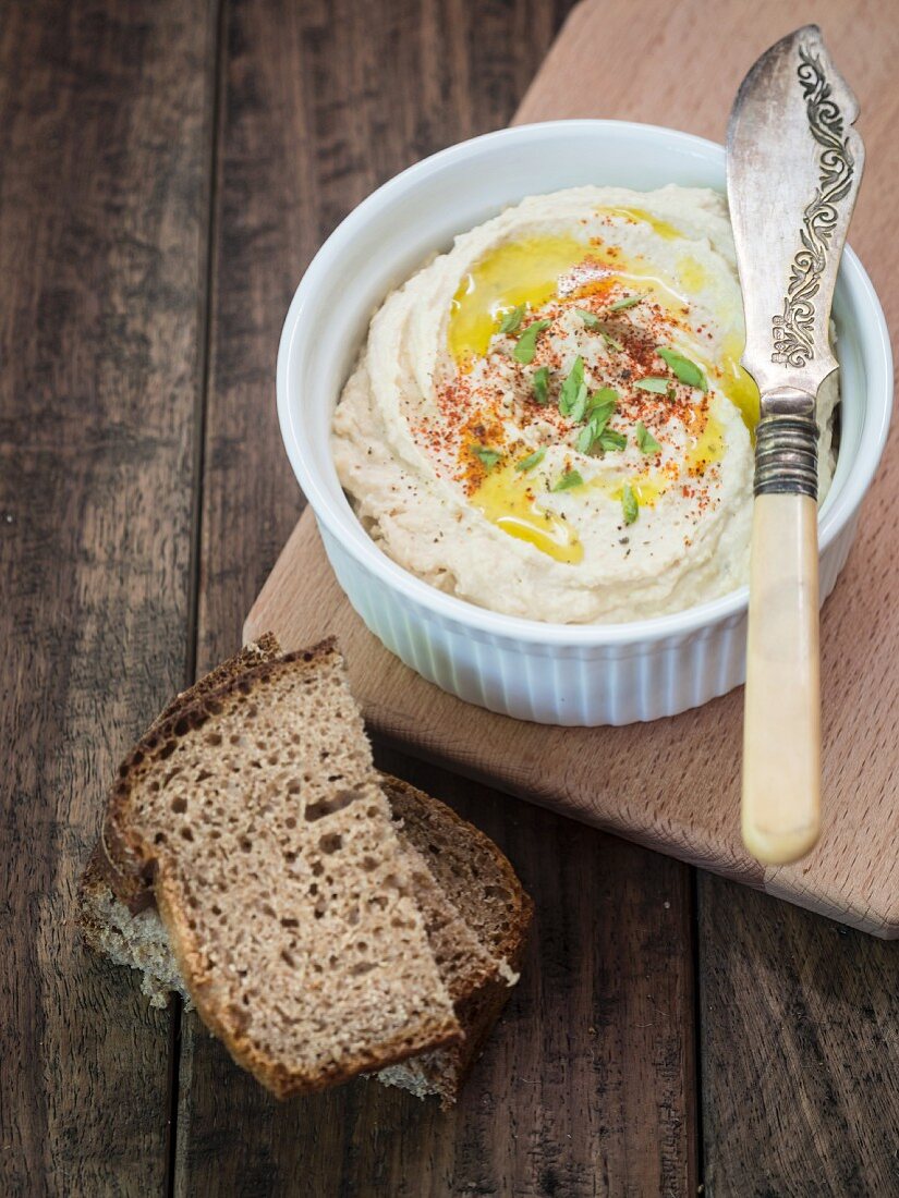 Hummus with wholemeal rye bread
