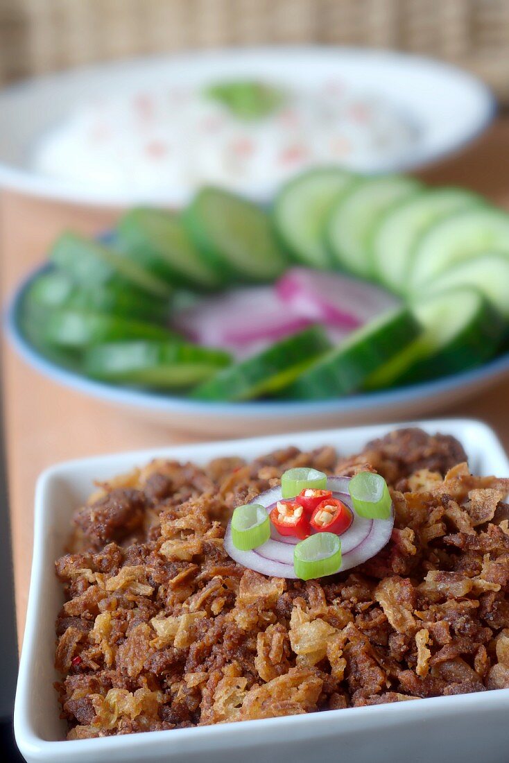 Sautierte burmesische Garnelenpaste mit Salat und Reis