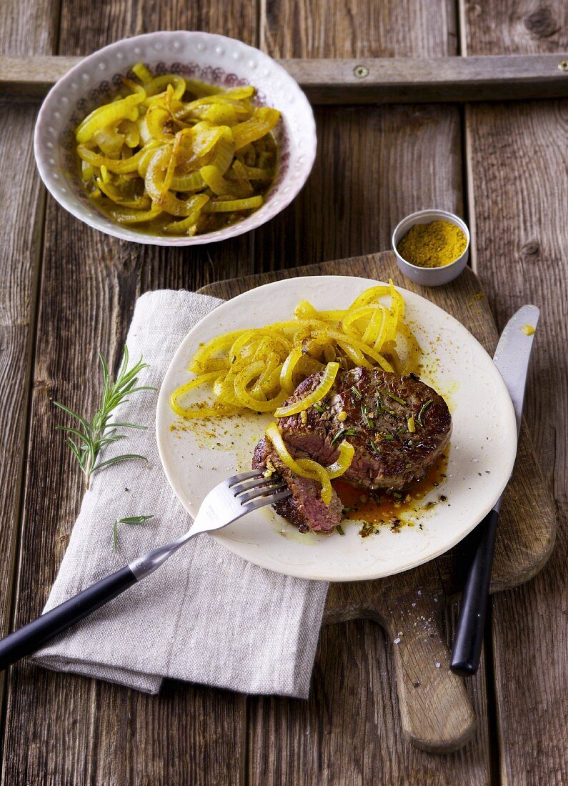 Beef fillet steak with ginger and curried onions