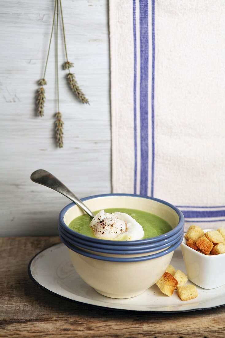 Spinach soup with poached egg and croutons