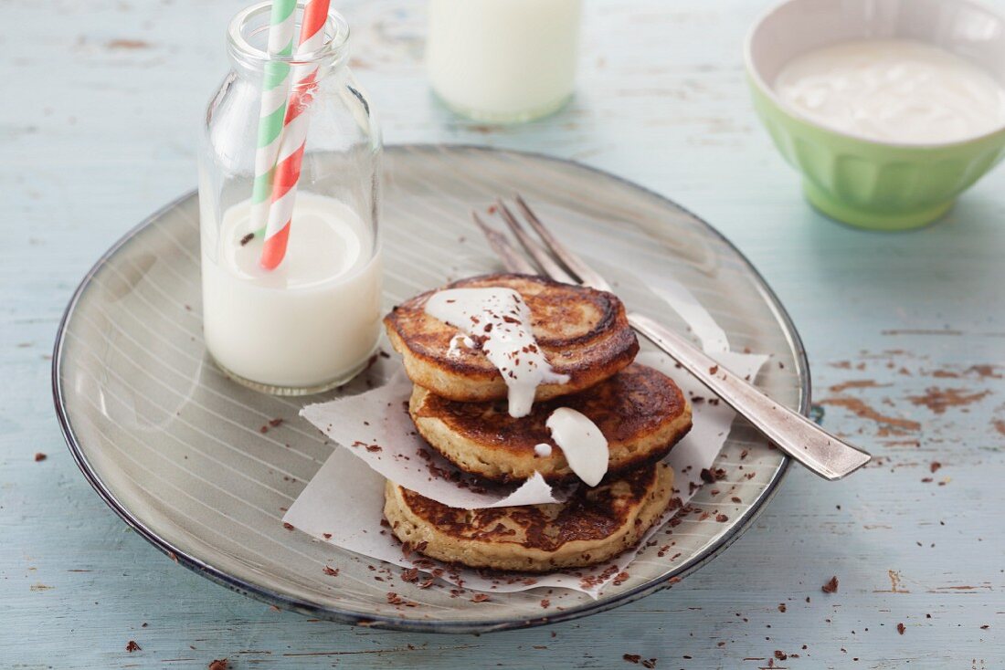 Bananen-Pancakes und griechischem Joghurt