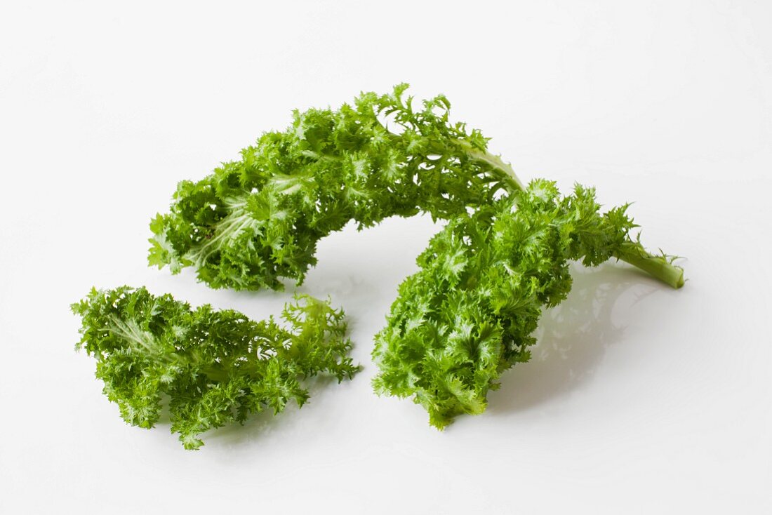 Wasabina-Blätter (Kohlart für Salat und Chinapfannen, Asien) auf weißem Untergrund