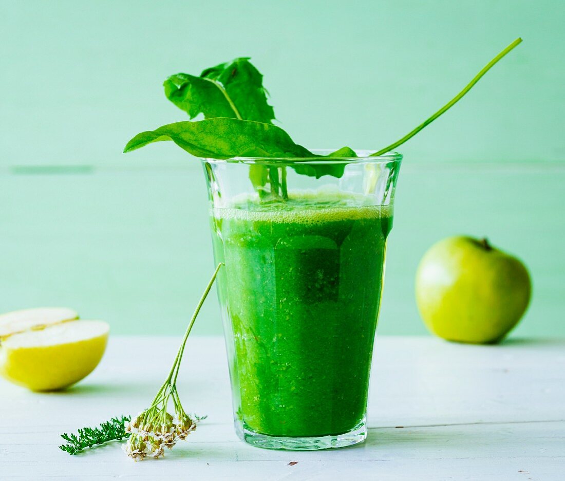 Apfel-Sauerampfer-Smoothie mit Gänsefuß, Schafgarbe und frischem Löwenzahn