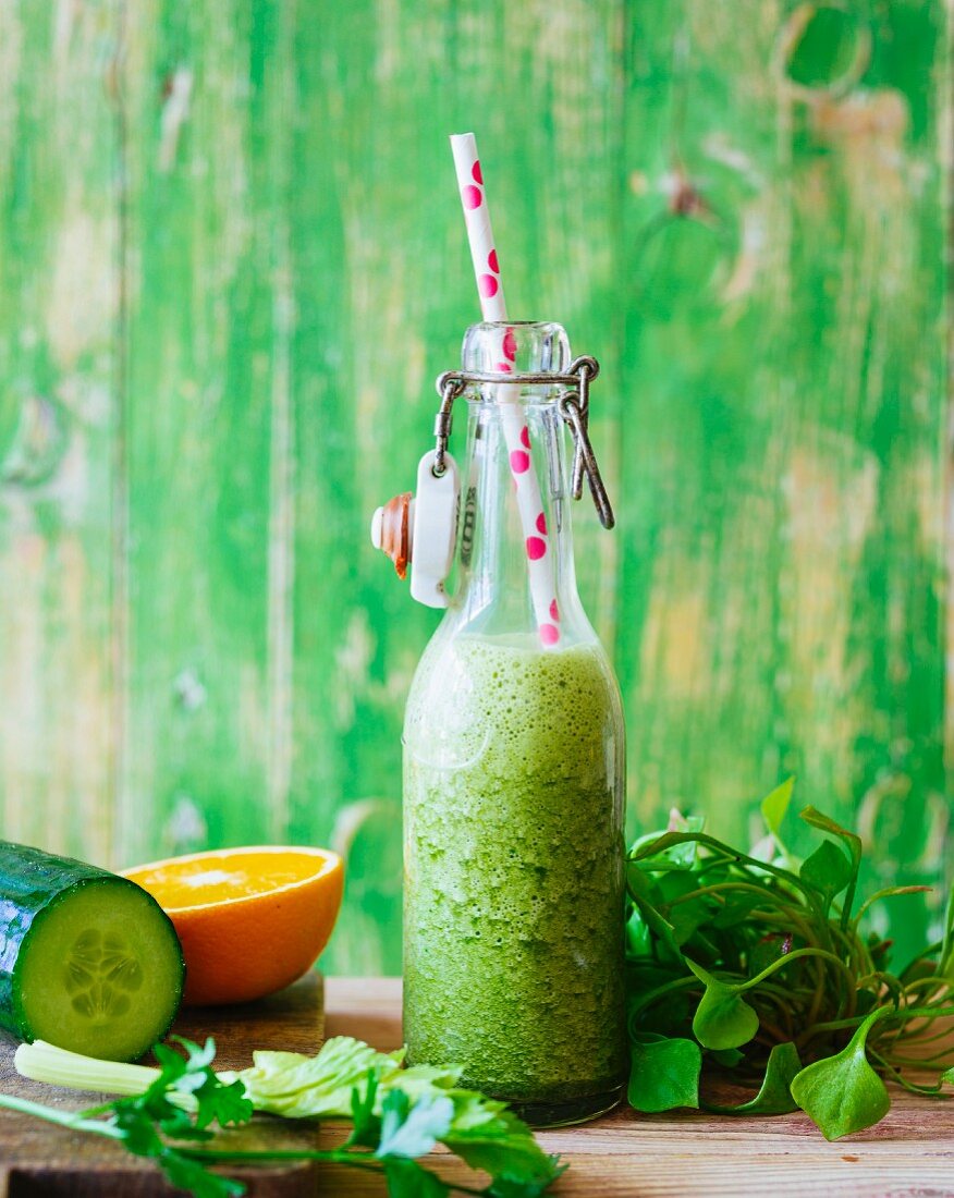 Celery and cucumber smoothie with lettuce, purslane and beetroot leaves