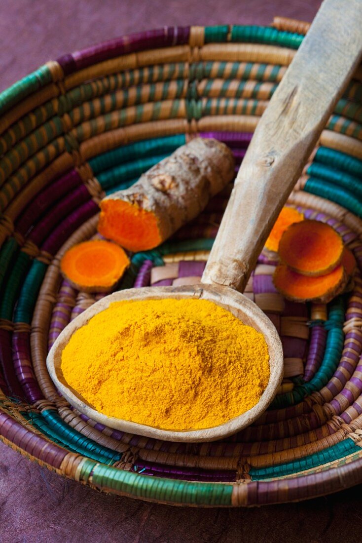 Turmeric powder and fresh turmeric roots