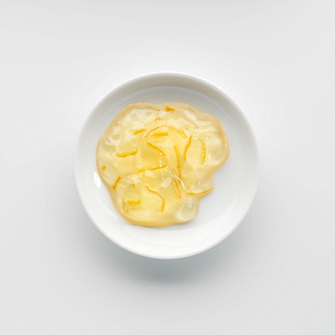 Eine Portion Zitronenmarmelade auf Teller