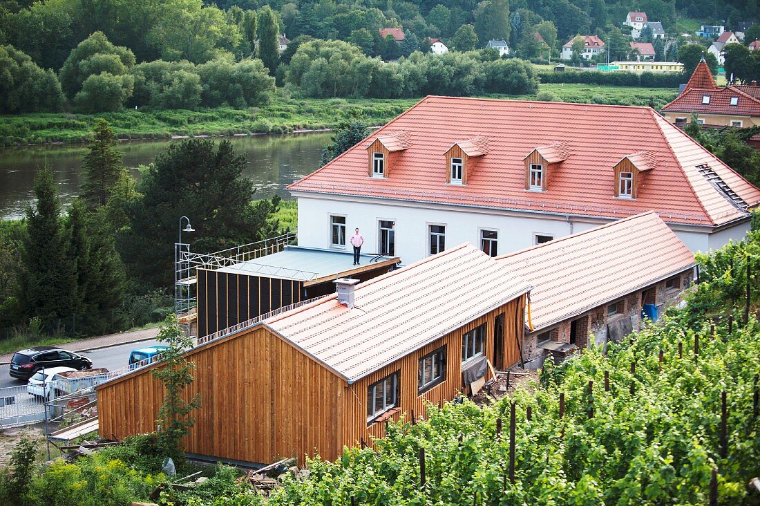 Martin Schwarz steht an der Baustelle von seinem neuen und ersten Firmensitz für seinen Wein Schwarz in Meißen (im Hintergrund fließt die Elbe)