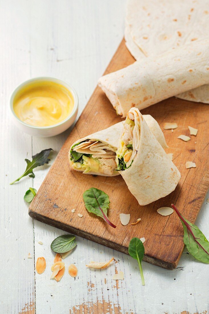 Curry-Wraps mit Pflücksalat, Hühnerbrust & Joghurt-Zitronen-Dip