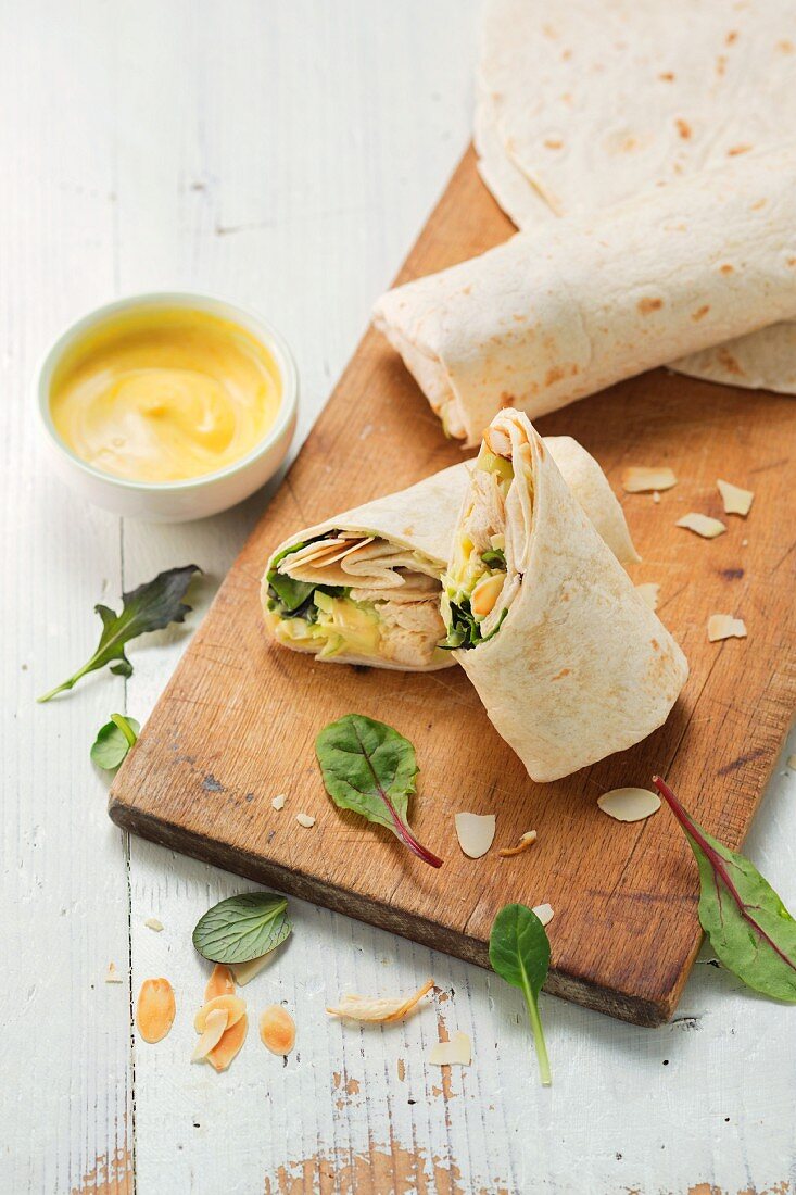 Curry wraps with lettuce, chicken breast and a lemon and yoghurt dip