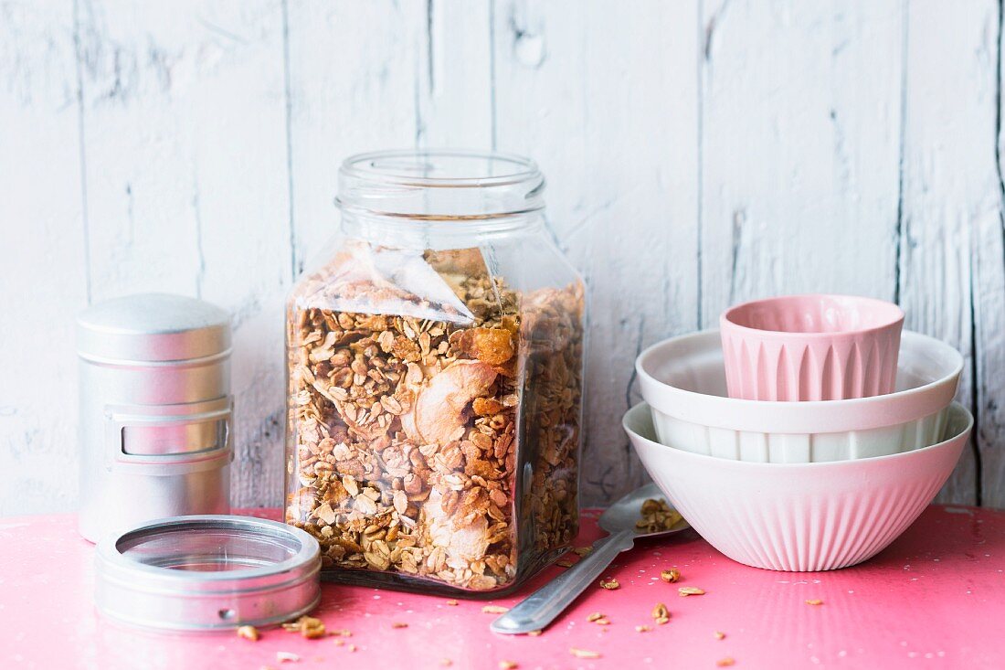 Roasted spelt muesli with oats, apple crisps and maple syrup