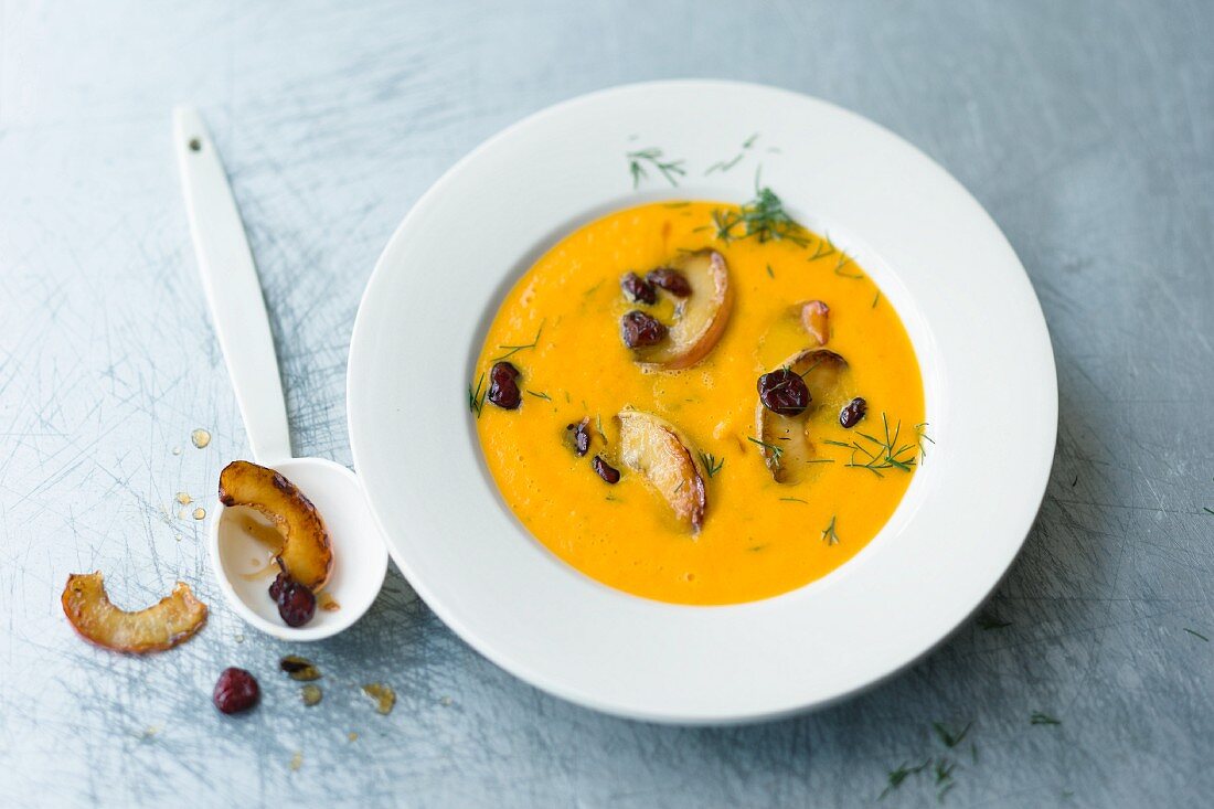 Möhren-Mandel-Creme mit Äpfeln und Cranberries