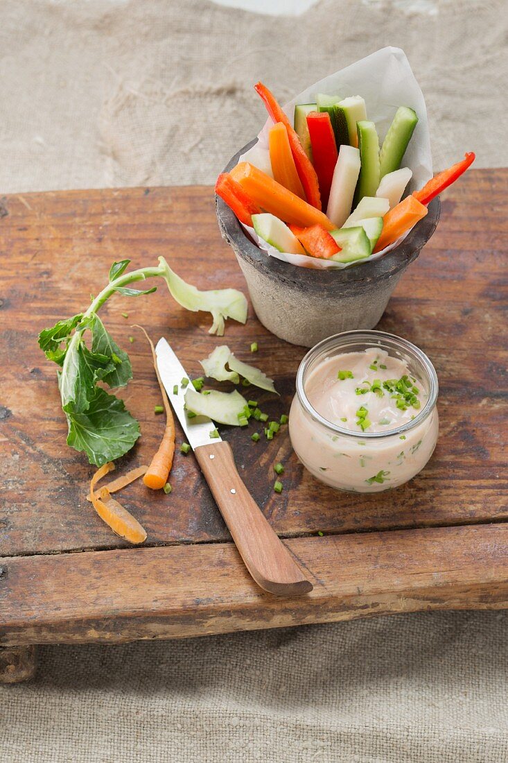 Vegetable sticks with a sour cream and chive dip
