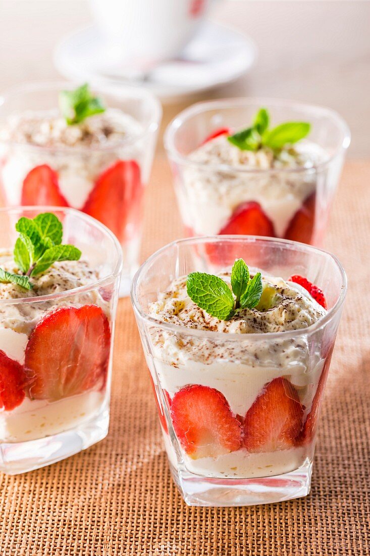 Erdbeeren mit Schlagsahne und Minzeblättchen