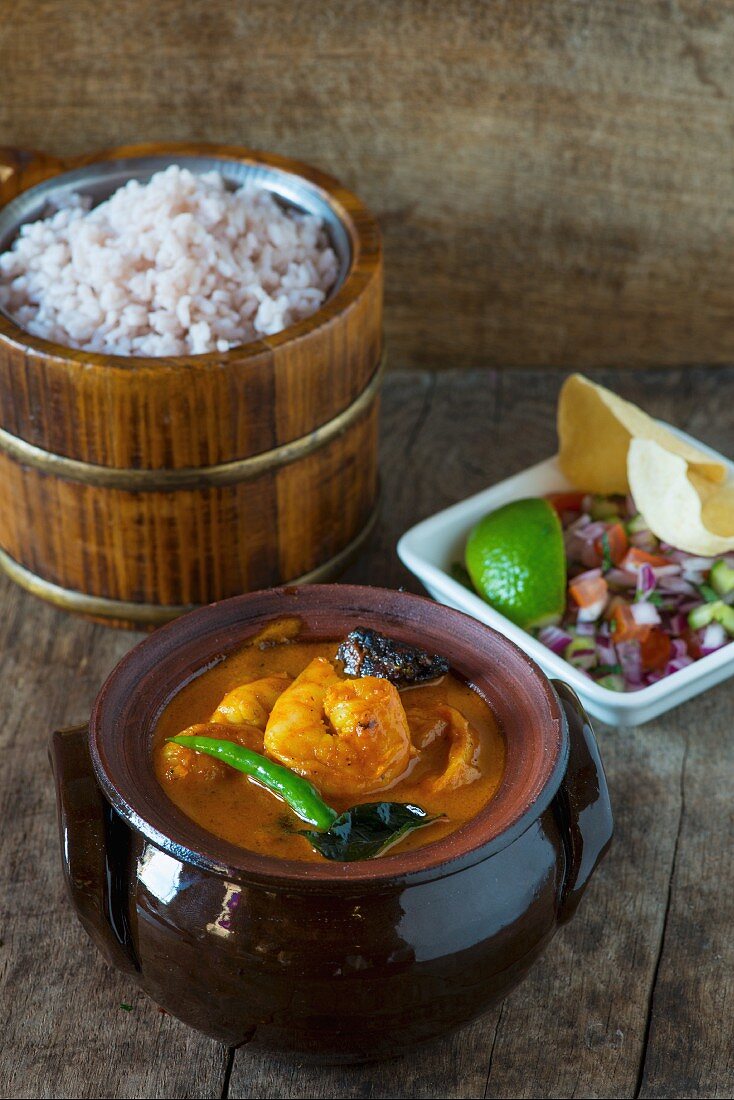 Garnelencurry mit Reis und Salat aus Goa, Indien